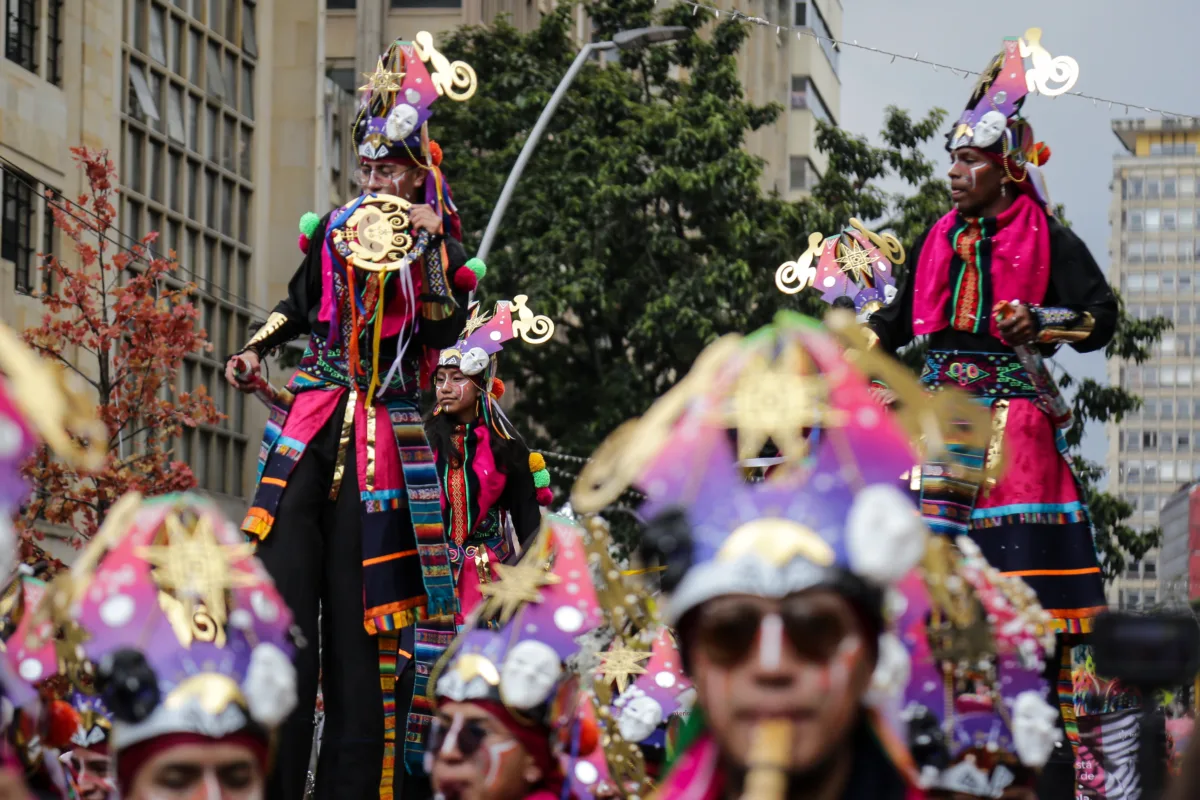 Así se vivió el Carnaval de Blancos y Negros que pasó con su alegría por Bogotá 3 Así se vivió el Carnaval de Blancos y Negros que pasó con su alegría por Bogotá