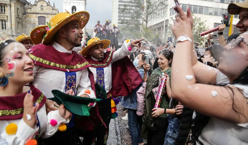 Así se vivió el Carnaval de Blancos y Negros que pasó con su alegría por Bogotá