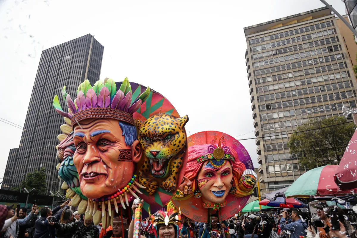 Así se vivió el Carnaval de Blancos y Negros que pasó con su alegría por Bogotá 2 Así se vivió el Carnaval de Blancos y Negros que pasó con su alegría por Bogotá