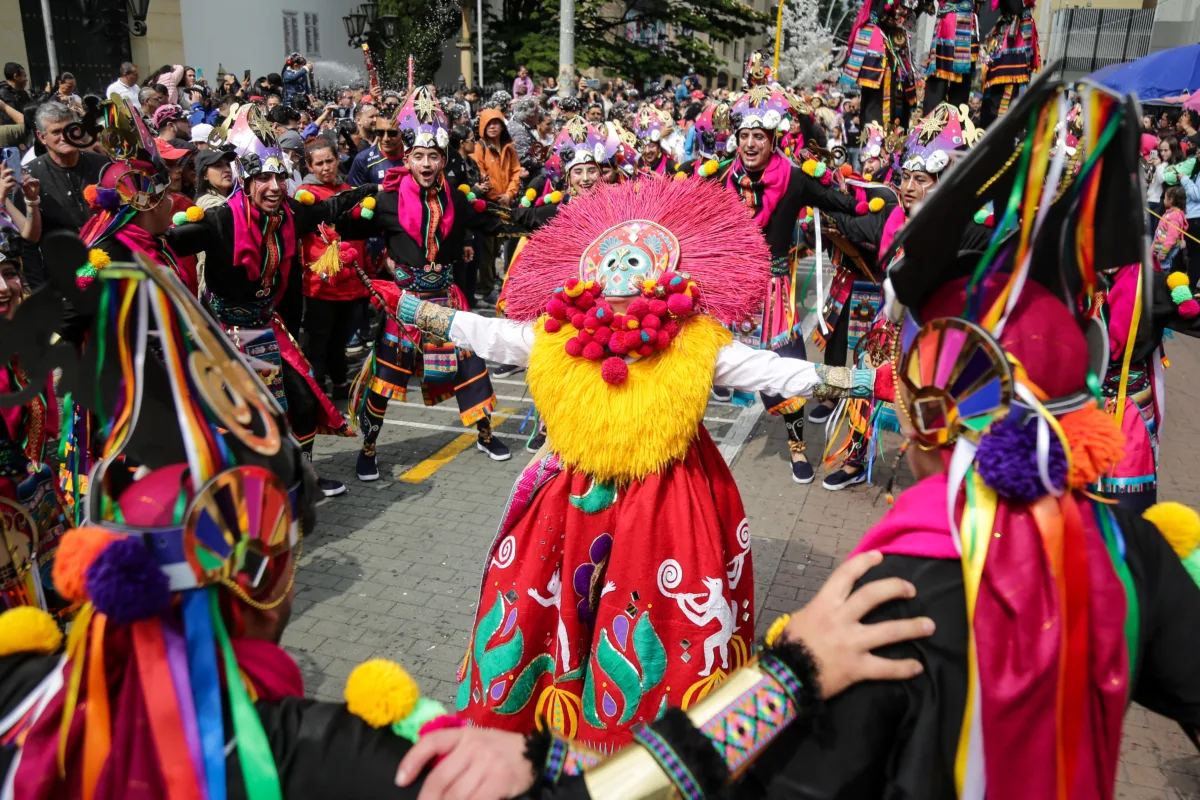 Así se vivió el Carnaval de Blancos y Negros que pasó con su alegría por Bogotá 1 Así se vivió el Carnaval de Blancos y Negros que pasó con su alegría por Bogotá
