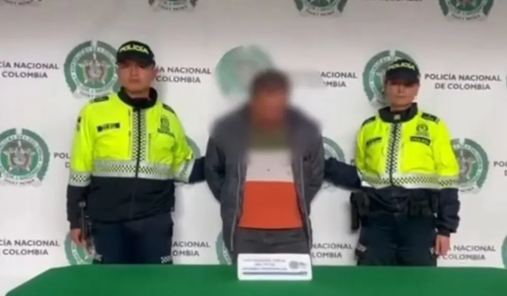 Atención: conductor de taxi que atropelló a 11 personas aceptó el delito de homicidio agravado El conductor del taxi implicado en el accidente de San Cristóbal, donde atropelló a once personas —entre ellas cuatro menores de edad de una misma familia—, aceptó los cargos imputados por la Fiscalía.
