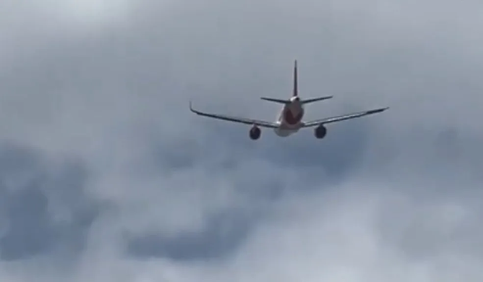 En video: avión de Avianca que venía para Bogotá sufrió choque con un ave 2 En video: avión de Avianca que venía para Bogotá sufrió choque con un ave Un vuelo de Avianca que cubría la ruta Popayán-Bogotá se vio obligado a realizar un aterrizaje preventivo tras el impacto de un ave en una de sus turbinas.