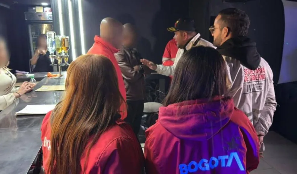Sellan en Teusaquillo a un bar que fingía ser un "sindicato" para vender trago 2 Sellan en Teusaquillo a un bar que fingía ser un "sindicato" para vender trago Un operativo de control en el barrio Galerías, localidad de Teusaquillo, culminó con el sellamiento de un bar que operaba bajo la fachada de un "sindicato" para evadir las normativas y la venta de licor.