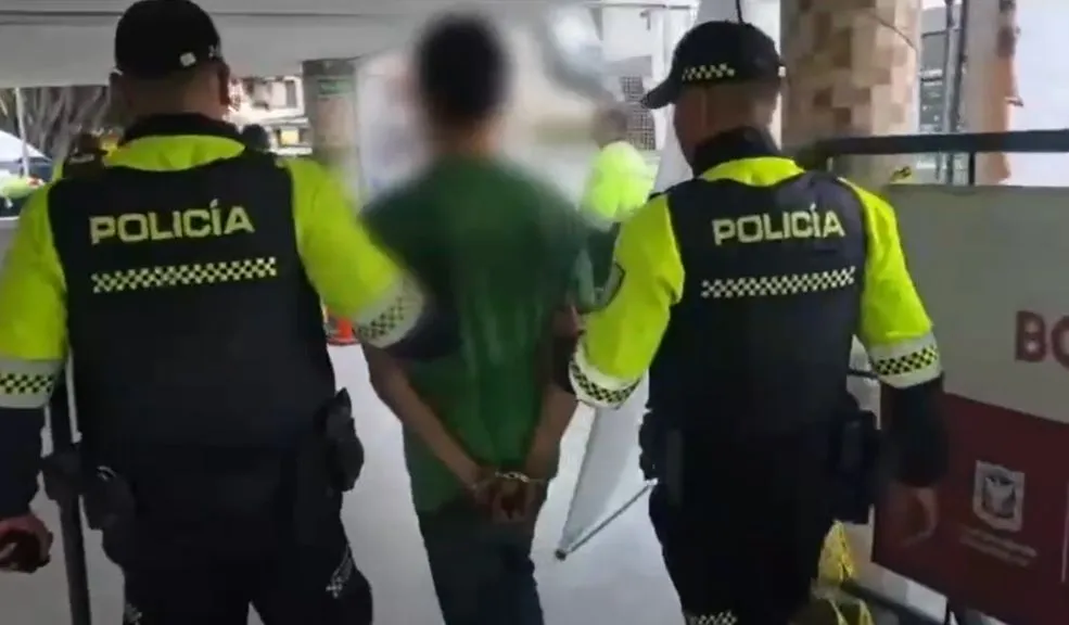 Barrios Unidos: capturan a hombre que intentaba robar en una ciclorruta y disparó a uniformados 2 Barrios Unidos: capturan a hombre que intentaba robar en una ciclorruta y disparó a uniformados Las autoridades fueron alertadas por la presencia de un sujeto sospechoso en la ciclorruta del barrio La Patria, en la localidad de Barrios Unidos. Ante la llegada de los uniformados, el individuo emprendió la huida y desenfundó un arma para dispararles.