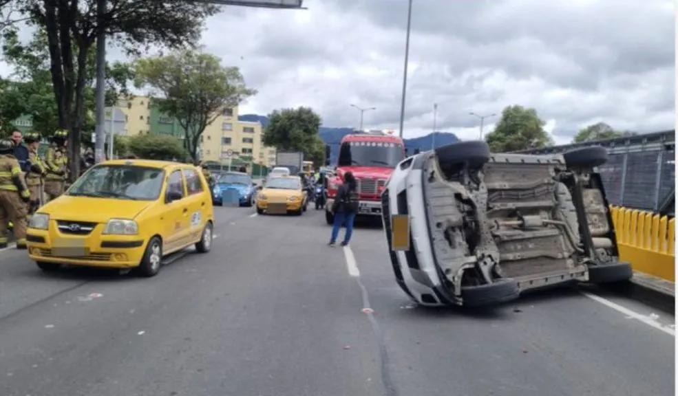 Barrios Unidos: congestión en la calle 80 por carro volcado 1 Barrios Unidos: congestión en la calle 80 por carro volcado A esta hora se presenta una gran congestión en la localidad de Barrios Unidos, a la altura de la avenida Calle 80 con carrera 63, debido al volcamiento de una camioneta que terminó contra las rejas de la estación de TransMilenio.