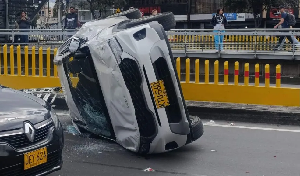 Barrios Unidos: congestión en la calle 80 por carro volcado A esta hora se presenta una gran congestión en la localidad de Barrios Unidos, a la altura de la avenida Calle 80 con carrera 63, debido al volcamiento de una camioneta que terminó contra las rejas de la estación de TransMilenio.