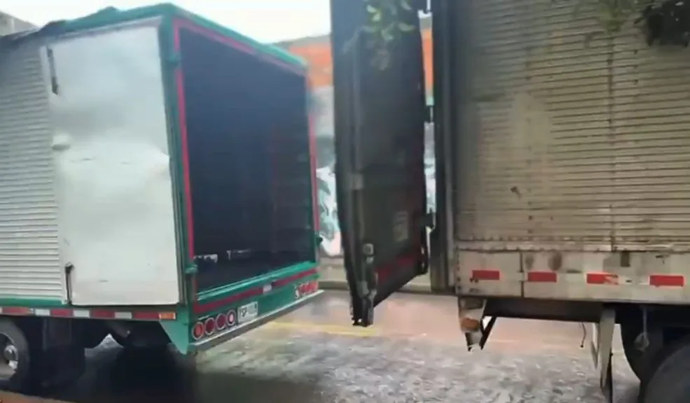 Barrios Unidos: frustran robo de 1.200 pacas de cerveza En las últimas horas, las autoridades lograron frustrar el robo de un tractocamión que transportaba 1.200 pacas de cerveza en Barrios Unidos. A los capturados se les incautó un arma traumática, un maletín con $87 millones de pesos en efectivo y varios dispositivos móviles.