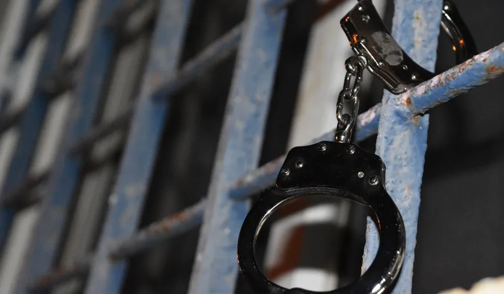 Barrios Unidos: motín y fuga en estación de policía Un motín en la estación de Policía de Barrios Unidos, ubicada en el barrio San Fernando, puso en alerta a toda la comunidad en la mañana de ayer, luego de que detonaciones de arma de fuego se escucharan dentro del recinto. Durante el hecho, cuatro hombres lograron escapar, mientras que cinco resultaron heridos.