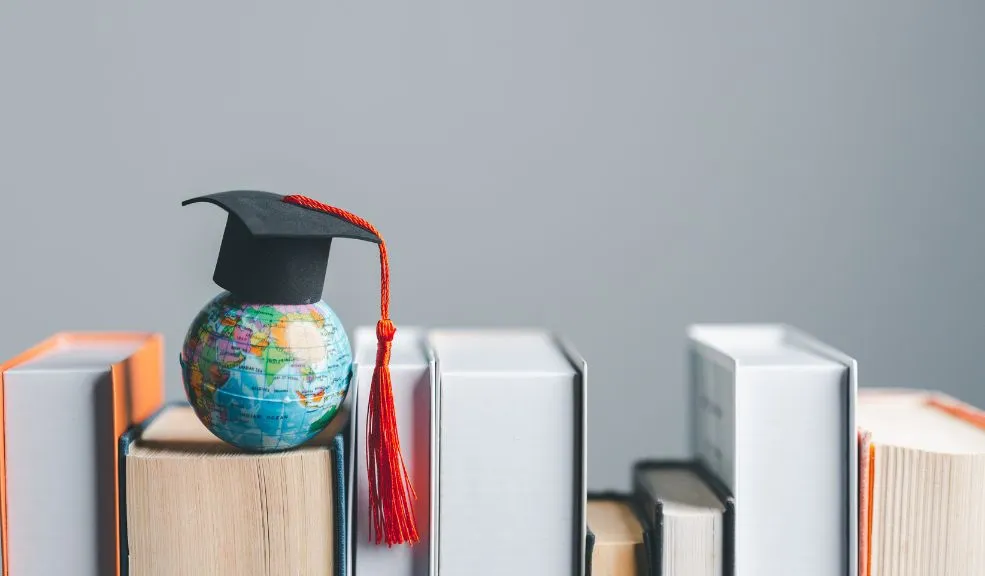 Bogotá: lanzan convocatoria de becas para educación superior y técnica en 2025 El distrito abrió la convocatoria “Jóvenes a la E 2025” con 3.900 becas para estudiar en universidades, técnicas y tecnológicas, en Bogotá. La matrícula es 100 % gratis, incluye apoyo económico y las inscripciones van del 11 al 18 de noviembre. Le contamos los requisitos.