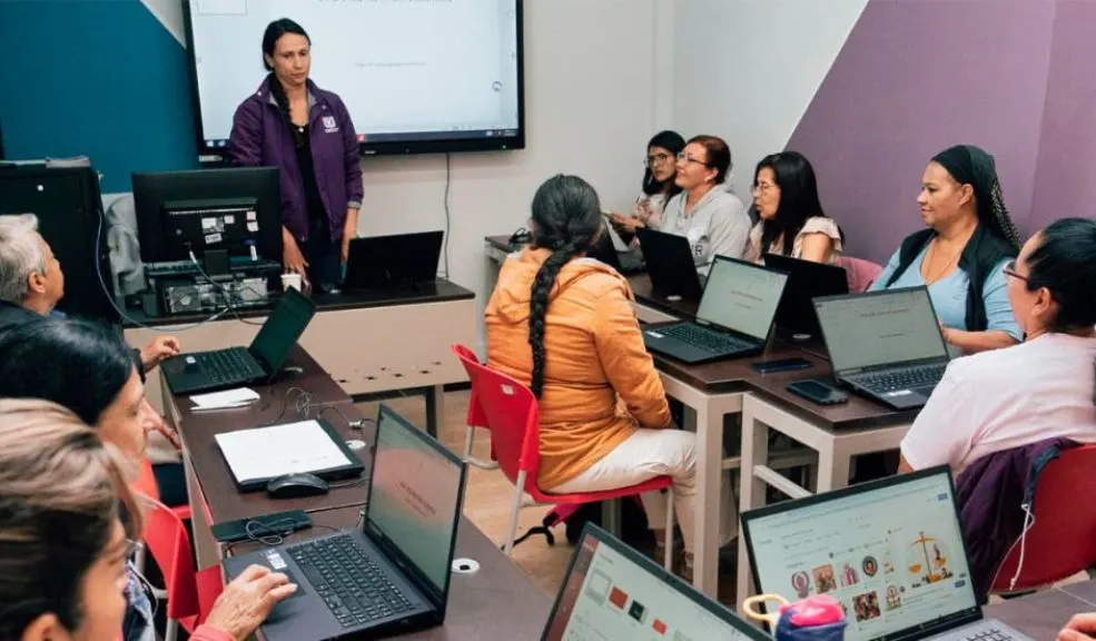 Engativá ofrece curso gratuito de inglés y autonomía económica para mujeres La Secretaría de la Mujer ofrece un curso gratuito de inglés para mujeres, una iniciativa que fortalece su independencia económica y les abre camino hacia nuevas oportunidades laborales. Este se realizará en Engativá.