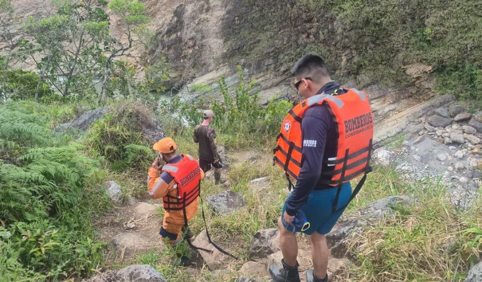 Bombero fue arrastrado por el río Blanco mientras buscaba a niña desaparecida 2 Bombero fue arrastrado por el río Blanco mientras buscaba a niña desaparecida La desaparición del subteniente del cuerpo de bomberos se suma a la de una niña de 11 años, extraviada desde el pasado 3 de noviembre cuando fue arrastrada por una creciente súbita del río Blanco en Gutiérrez (Cundinamarca).