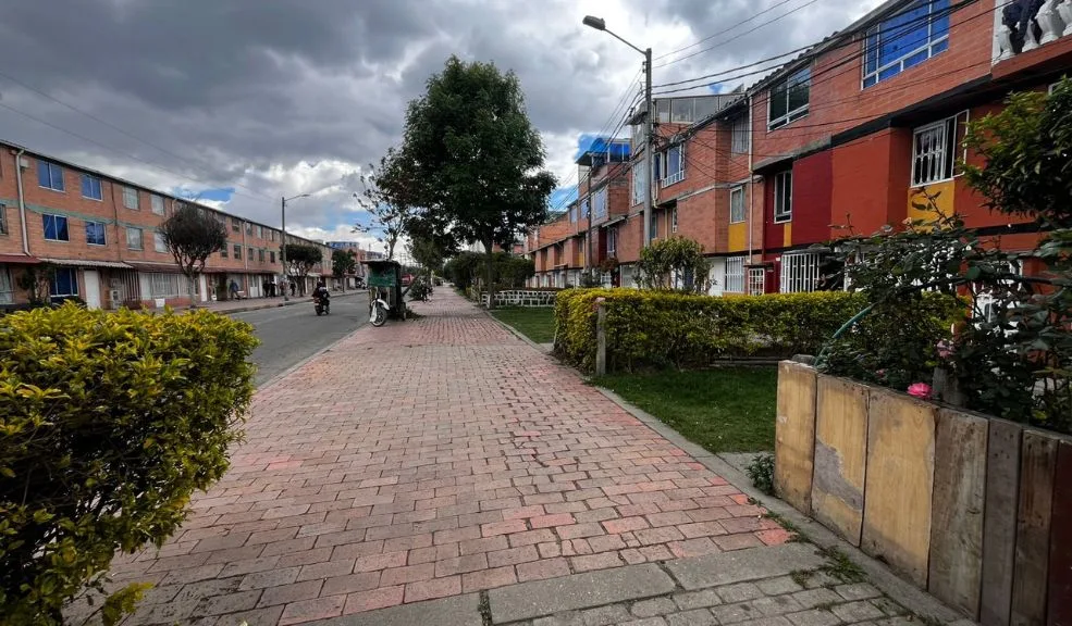 Bosa: ataque a bala dejó una persona muerta en El Recreo 2 Bosa: ataque a bala dejó una persona muerta en El Recreo Los vecinos del barrio El Recreo, en la localidad de Bosa, no salen del asombro ni del susto tras presenciar un ataque a bala a plena luz del día, que lamentablemente le costó la vida a un hombre.