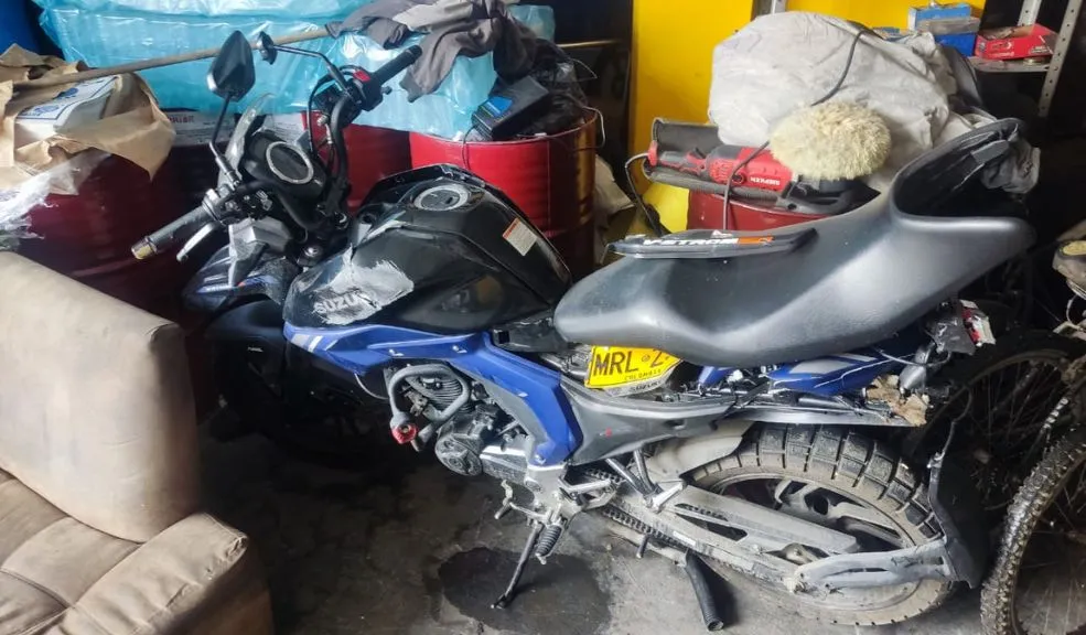 Bosa: exigen claridad en el accidente donde un maestro casi pierde una pierna Frank Jairo Castillo Padilla, de 47 años y docente universitario, resultó gravemente herido luego de ser atropellado el pasado 12 de noviembre por el conductor de un vehículo pesado en el barrio La Arboleda, en Bosa. Su familia denuncia presuntas irregularidades en la atención del caso y pide que se esclarezca lo ocurrido.