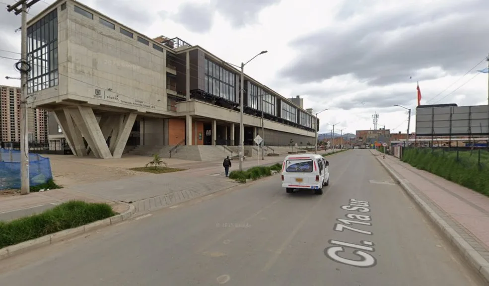 Bosa: riña por una gorra terminó en tragedia frente al colegio La Esmeralda Un violento episodio sacudió la localidad de Bosa la tarde del miércoles 12 de noviembre, cuando una riña, presuntamente vinculada a la disputa por una gorra, terminó con el homicidio de un joven de 25 años.
