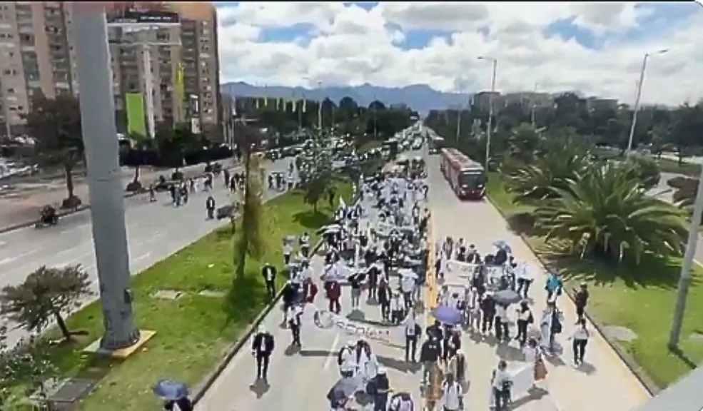 Caos en la movilidad por manifestaciones en la Av. El Dorado 2 Caos en la movilidad por manifestaciones en la Av. El Dorado Trabajadores de la DIAN protagonizan un bloqueo en la Avenida El Dorado (Calle 26), generando un severo caos en la movilidad de Bogotá.