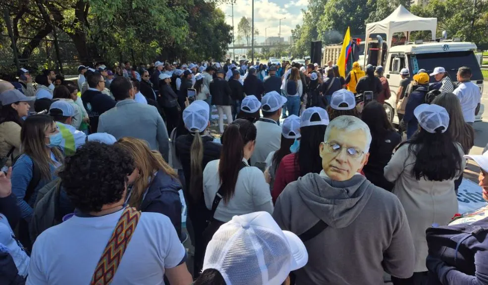 Caos en la movilidad por manifestaciones en la Av. El Dorado 1 Caos en la movilidad por manifestaciones en la Av. El Dorado Trabajadores de la DIAN protagonizan un bloqueo en la Avenida El Dorado (Calle 26), generando un severo caos en la movilidad de Bogotá.