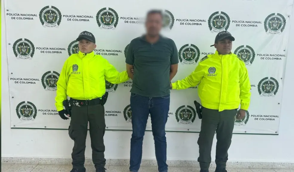 Capturada la banda 'Los Lobos', tras el millonario robo en el aeropuerto de Riohacha 1 Capturada la banda 'Los Lobos', tras el millonario robo en el aeropuerto de Riohacha Cayeron 'Los Lobos', la banda que robó $ 8.778 millones en Riohacha y tenía en la mira nuevos asaltos al sistema financiero.