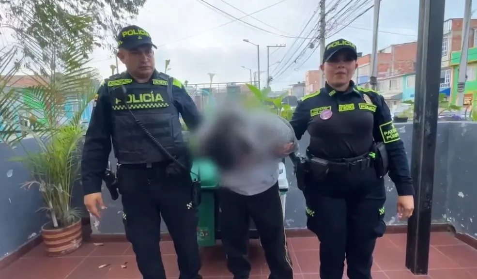 Capturado en Soacha: hombre intentó asesinar a su pareja con arma cortopunzante La Policía Metropolitana de Soacha frustró un violento acto de tentativa de feminicidio y logró la captura de un hombre que intentó asesinar a su pareja con un arma cortopunzante.