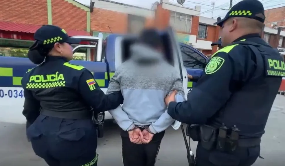 Capturado en Soacha: hombre intentó asesinar a su pareja con arma cortopunzante 1 Capturado en Soacha: hombre intentó asesinar a su pareja con arma cortopunzante La Policía Metropolitana de Soacha frustró un violento acto de tentativa de feminicidio y logró la captura de un hombre que intentó asesinar a su pareja con un arma cortopunzante.