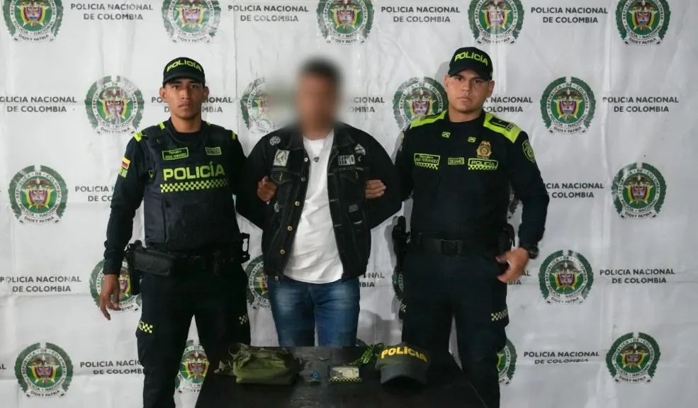 En Suba: capturan a falso policía por robar en el puente peatonal del Portal Norte Un operativo de la Policía en Suba permitió la captura de un falso policía que utilizaba la modalidad de suplantación de autoridad para robar en el puente peatonal del Portal Norte.