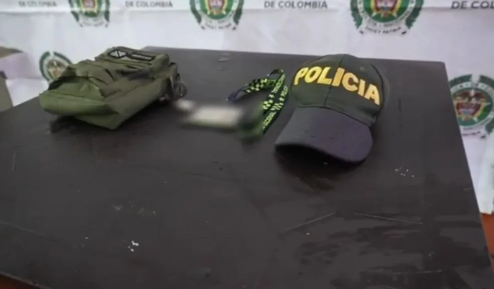 En Suba: capturan a falso policía por robar en el puente peatonal del Portal Norte Un operativo de la Policía en Suba permitió la captura de un falso policía que utilizaba la modalidad de suplantación de autoridad para robar en el puente peatonal del Portal Norte.