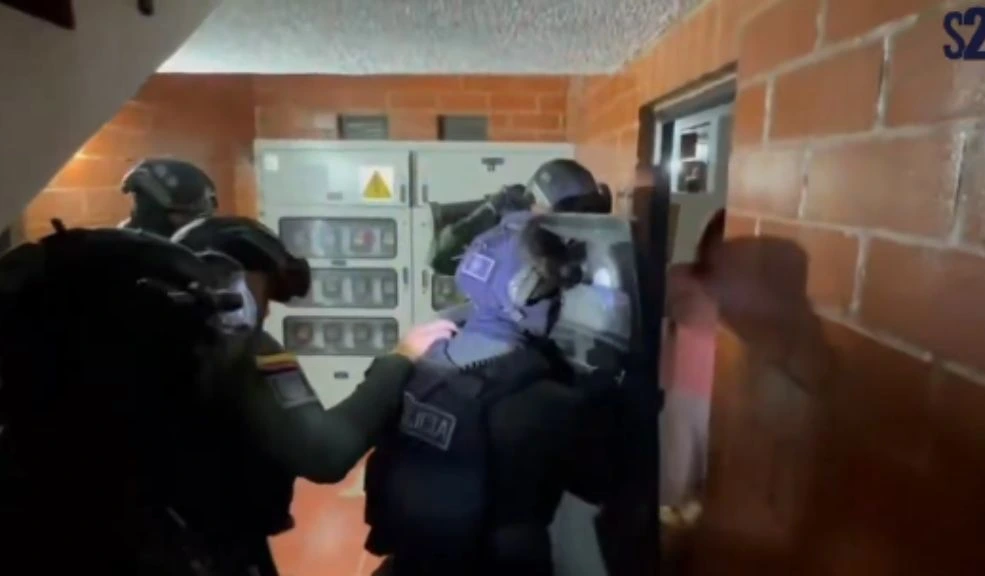 Capturan en Bosa a una pareja proveedora de droga de tres bandas delincuenciales 2 Capturan en Bosa a una pareja proveedora de droga de tres bandas delincuenciales Un operativo policial en la localidad de Bosa culminó con la captura en flagrancia de un hombre y una mujer señalados de abastecer de droga y armas a tres bandas delincuenciales.