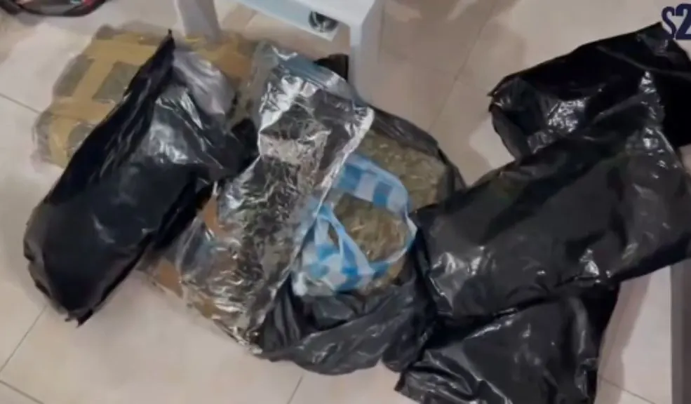 Capturan en Bosa a una pareja proveedora de droga de tres bandas delincuenciales 1 Capturan en Bosa a una pareja proveedora de droga de tres bandas delincuenciales Un operativo policial en la localidad de Bosa culminó con la captura en flagrancia de un hombre y una mujer señalados de abastecer de droga y armas a tres bandas delincuenciales.