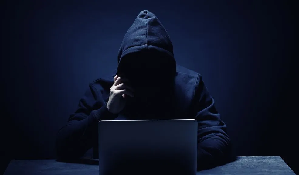 Cayó el ‘lobo solitario’ que suplantaba y desocupaba las cuentas de adultos mayores 2 Cayó el ‘lobo solitario’ que suplantaba y desocupaba las cuentas de adultos mayores En la capital cayó un sujeto que actuaba como 'lobo solitario' y que se ganó el nombre del hacker de los 'mil nombres' al suplantar y robar la pensión de adultos mayores. Para su captura fue fundamental un paso en falso que dio al comprar unos zapatos.