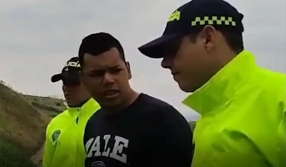 Cayó ‘El Monstruo de Ciudad Bolívar’, acusado de abusos, feminicidio y extorsión 2 Cayó ‘El Monstruo de Ciudad Bolívar’, acusado de abusos, feminicidio y extorsión ‘El Monstruo de Ciudad Bolívar’, como fue identificado por las autoridades un hombre que delinquía en el sur de Bogotá y quien era buscado por los delitos de acceso carnal violento, feminicidio, pornografía con persona menor de 18 años y extorsión, fue capturado ayer en horas de la mañana en esa localidad, según dio a conocer la Policía.