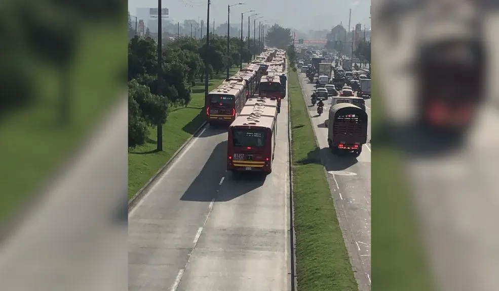 Cierre vial del IDU genera fuerte congestión en la Av. NQS y sectores aledaños A esta hora, el cierre vial del IDU en la Avenida NQS, entre la calle 18 y la Avenida Ciudad de Lima (calle 19), sentido sur–norte, mantiene una alta congestión vehicular que se extiende hacia varios puntos de la ciudad.