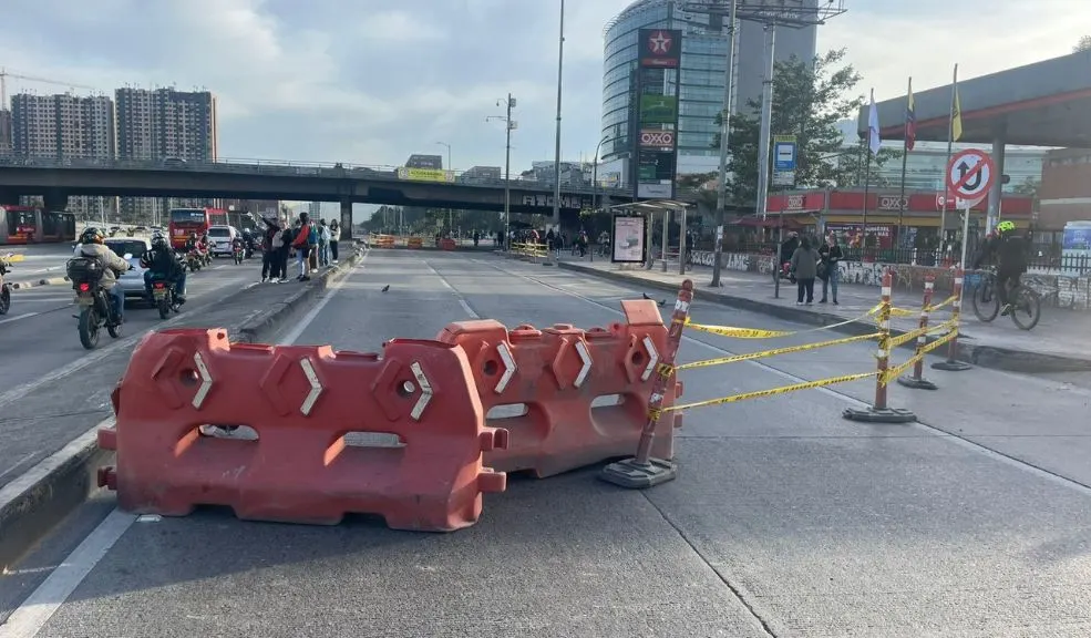 Cierre vial del IDU genera fuerte congestión en la Av. NQS y sectores aledaños A esta hora, el cierre vial del IDU en la Avenida NQS, entre la calle 18 y la Avenida Ciudad de Lima (calle 19), sentido sur–norte, mantiene una alta congestión vehicular que se extiende hacia varios puntos de la ciudad.