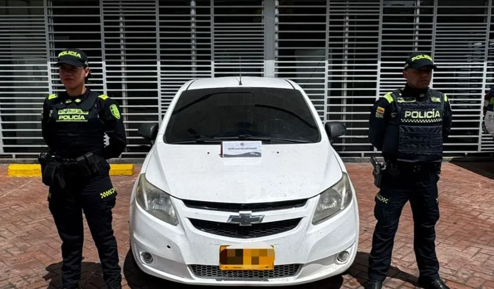 Ciudad Bolívar: capturan a un hombre y dos menores en un vehículo robado 1 Ciudad Bolívar: capturan a un hombre y dos menores en un vehículo robado En el barrio San Joaquín, en la localidad de Ciudad Bolívar, fueron capturados un hombre y dos menores de edad que se transportaban en un vehículo robado.