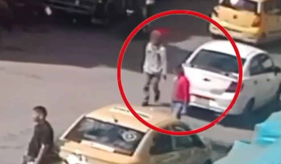 Ciudad Bolívar: capturan a un hombre y dos menores en un vehículo robado 2 Ciudad Bolívar: capturan a un hombre y dos menores en un vehículo robado En el barrio San Joaquín, en la localidad de Ciudad Bolívar, fueron capturados un hombre y dos menores de edad que se transportaban en un vehículo robado.