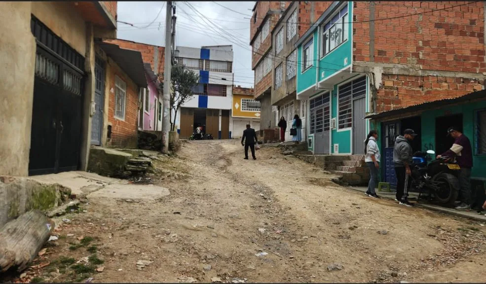 Ciudad Bolívar: un muerto y un herido en la madrugada En la madrugada de ayer, un hombre perdió la vida y otro resultó herido en la zona alta de la localidad de Ciudad Bolívar, en el barrio Edén del Paraíso, hecho que ha generado temor entre los residentes de la zona.