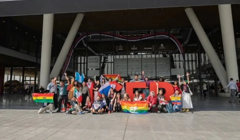 Con un condón de tres metros y ganas de romper tabús, jóvenes se tomaron Bogotá 1 Con un condón de tres metros y ganas de romper tabús, jóvenes se tomaron Bogotá Con un condón de tres metros, jóvenes de todo el mundo se tomaron Bogotá para romper estigmas y hablar sin tapujos sobre educación sexual, aborto seguro, salud mental y derechos LGBTIQ+.