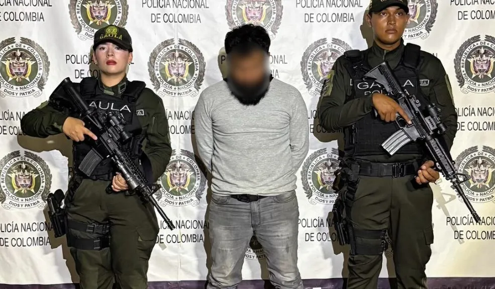 Cundinamarca: cayó sujeto que fingía ser guerrillero para extorsionar Un hombre conocido con los alias de 'Mateo' o 'Barbas' fue capturado en la vereda San Gabriel, zona rural del municipio de Viotá (Cundinamarca), cuando recibía cinco millones de pesos producto de una extorsión a un comerciante de la zona.
