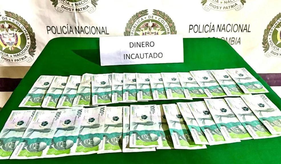 Cundinamarca: cayó sujeto que fingía ser guerrillero para extorsionar 2 Cundinamarca: cayó sujeto que fingía ser guerrillero para extorsionar Un hombre conocido con los alias de 'Mateo' o 'Barbas' fue capturado en la vereda San Gabriel, zona rural del municipio de Viotá (Cundinamarca), cuando recibía cinco millones de pesos producto de una extorsión a un comerciante de la zona.