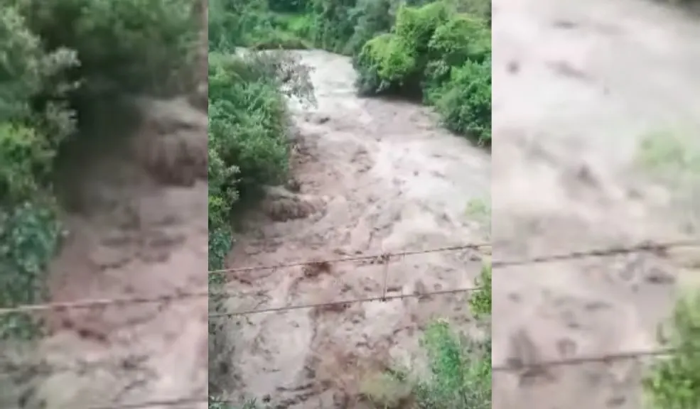 Cundinamarca: continúa la búsqueda de la menor arrastrada por una creciente súbita La creciente súbita en el río Blanco, en el municipio de Gutiérrez, Cundinamarca, provocó que dos menores fueran arrastradas por la corriente. Una de ellas fue rescatada gracias a la rápida reacción de la comunidad, mientras que, a esta hora, continúa la búsqueda de la menor de 11 años.