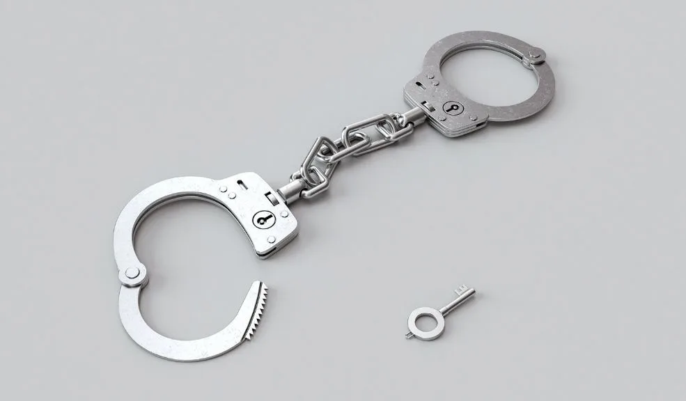 Cundinamarca: judicializan a 17 personas que traficaban alucinógenos en Suesca En Suesca, Cundinamarca, fueron judicializadas 17 personas señaladas de integrar el grupo delincuencial 'Los de la Roca', organización que, al parecer, se dedicaba al tráfico local de estupefacientes en varios barrios del municipio.