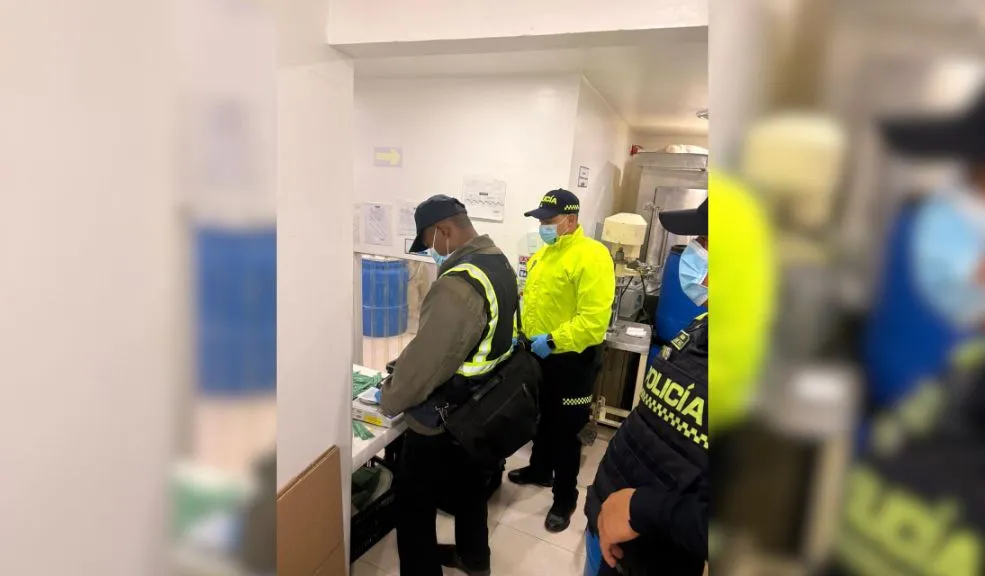Desmantelan red de distribución de medicamentos falsificados en Los Mártires y Fontibón 1 Desmantelan red de distribución de medicamentos falsificados en Los Mártires y Fontibón Las autoridades asestaron un golpe a una red de medicamentos falsos en Bogotá. Durante un operativo, se incautaron fármacos vencidos y sin registro sanitario en las localidades de Fontibón y Los Mártires.