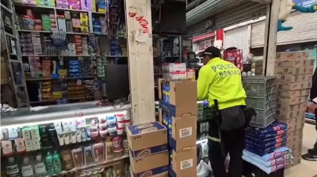Desmantelan red de distribución de medicamentos falsificados en Los Mártires y Fontibón 2 Desmantelan red de distribución de medicamentos falsificados en Los Mártires y Fontibón Las autoridades asestaron un golpe a una red de medicamentos falsos en Bogotá. Durante un operativo, se incautaron fármacos vencidos y sin registro sanitario en las localidades de Fontibón y Los Mártires.