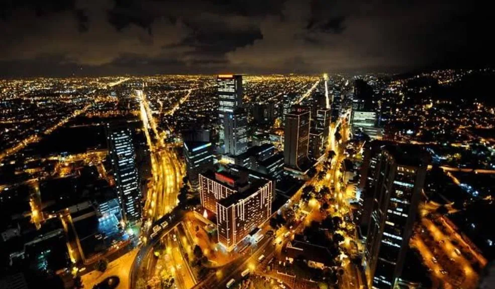 Disfrute de las noches de arte, teatro y recorridos culturales que ofrecen 6 localidades La agenda cultural nocturna de Bogotá se reactiva con una programación extendida en seis localidades, ofreciendo más de 40 actividades.