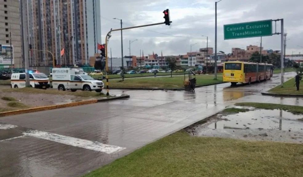 Dos siniestros mortales con articulados de TransMilenio en menos de una hora en Bogotá La tarde de este sábado se vio sacudida por dos siniestros viales con fatalidad registrados en menos de una hora en distintos puntos de la ciudad. El primero ocurrió en la Autopista Sur y el segundo en la Avenida de las Américas; en ambos hechos estuvieron involucrados articulados de TransMilenio.