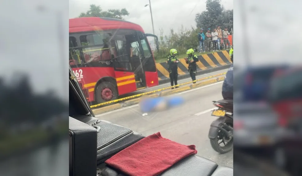 Dos siniestros mortales con articulados de TransMilenio en menos de una hora en Bogotá La tarde de este sábado se vio sacudida por dos siniestros viales con fatalidad registrados en menos de una hora en distintos puntos de la ciudad. El primero ocurrió en la Autopista Sur y el segundo en la Avenida de las Américas; en ambos hechos estuvieron involucrados articulados de TransMilenio.