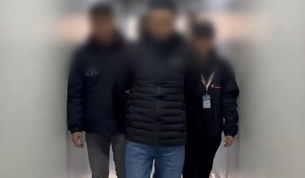 En Kennedy: capturado por, al parecer, abusar de sus dos hijas en el barrio Primavera Un hombre, señalado de abusar de sus dos hijas menores durante más de dos años en el barrio Primavera de la localidad de Kennedy, fue finalmente capturado en Ciudad Bolívar. Los detalles del caso son aterradores.