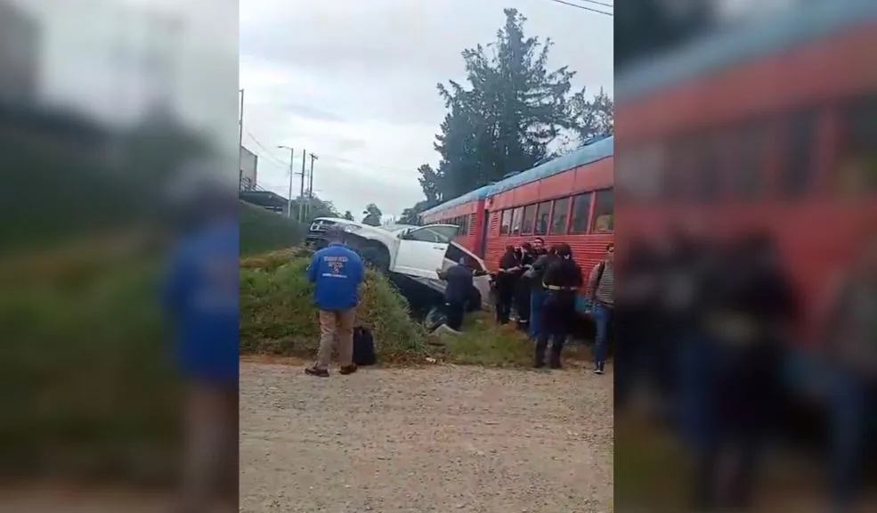 Accidente entre el tren de la Sabana y una camioneta dejó un lesionado 2 Accidente entre el tren de la Sabana y una camioneta dejó un lesionado Un fuerte accidente se registró en la mañana de hoy, 6 de noviembre, en Chía (Cundinamarca), donde el Tren de la Sabana impactó una camioneta.
