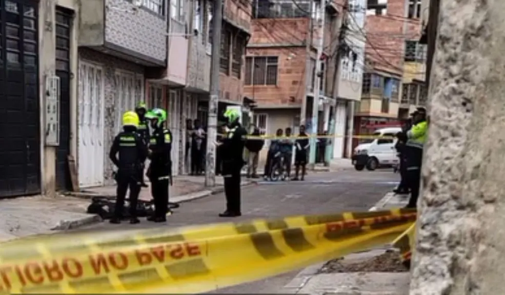Atención: en Bosa San José murió un hombre tras un ataque a bala en plena vía En los últimos minutos se registró un ataque a bala en plena vía pública de Bosa San José. En el lugar habría fallecido un hombre que se movilizaba en bicicleta, mientras que los atacantes huyeron en motocicleta.