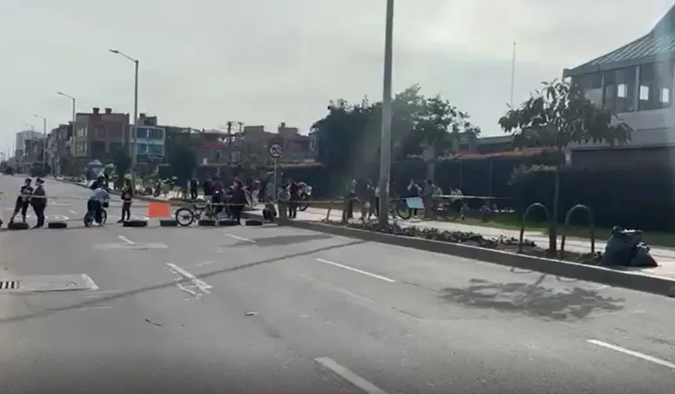 En Bosa: manifestaciones complicaron la movilidad por la Av. Guayacanes 4 En Bosa: manifestaciones complicaron la movilidad por la Av. Guayacanes Una nueva jornada de protestas en Bosa afecta la movilidad en el sur de Bogotá.