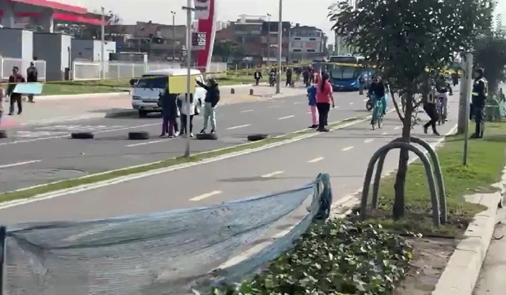 En Bosa: manifestaciones complicaron la movilidad por la Av. Guayacanes 1 En Bosa: manifestaciones complicaron la movilidad por la Av. Guayacanes Una nueva jornada de protestas en Bosa afecta la movilidad en el sur de Bogotá.