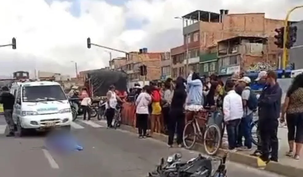 En Bosa: siniestro entre peatón y motociclista terminó en fatalidad Durante la tarde de este jueves, se presentó un fatal siniestro entre un peatón y un motociclista en la localidad de Bosa.